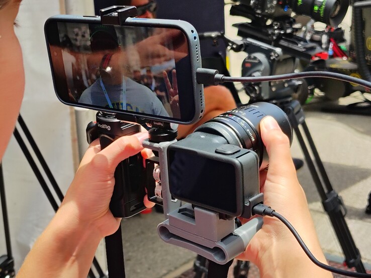 Mission 1 Pro ILS con montura impresa en 3D, empuñadura izquierda Small Rig, smartphone con conexión USB y objetivo macro TTArtisan APS-C 40 mm F2,8.