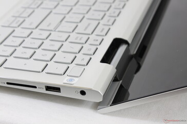 Al abrir la tapa se levanta la base en un ligero ángulo no muy diferente a algunos modelos de Asus ZenBook
