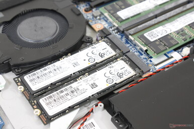 Admite hasta dos unidades SSD PCIe4 x4. Nuestra unidad de prueba se envió con dos unidades sin configuración RAID, pero los usuarios pueden configurarla en RAID 0 o 1 si lo desean