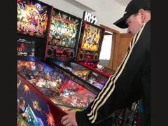 El coleccionista de máquinas de pinball neozelandés Kim Michael Dozier jugando con una máquina de pinball de Iron Maiden en Kimzone