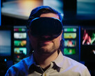 Se muestra a un jugador con las gafas de realidad virtual Valve Steam Frame.