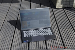Lenovo ThinkBook 14x en uso al aire libre en condiciones de sol