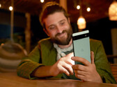 El Pixel 6a tiene cámaras decentes y una buena pantalla, a pesar de su precio de gama media. (Fuente de la imagen: Google)
