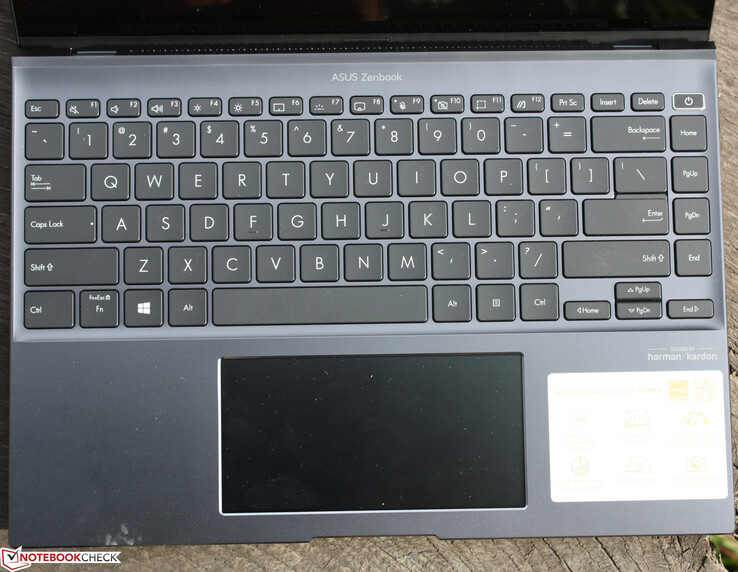 El teclado tiene una base sólida en toda su superficie. Como resultado, la pulsación de las teclas es firme.