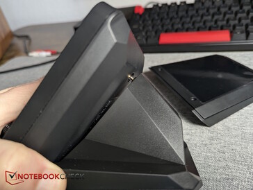 Acople la base XLR al puerto USB-C y, a continuación, apriete los tornillos