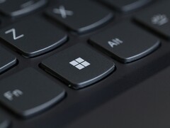 Primer plano de la tecla de Windows en el teclado negro de un portátil