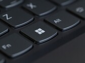 Primer plano de la tecla de Windows en el teclado negro de un portátil