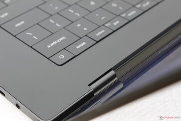 La rigidez de la bisagra es decente con un poco de tambaleo al ajustar los ángulos