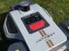 Unidad de control situada en la parte superior del cortacésped robótico