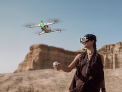 El Antigravity A1 volando con su controlador Grip y sus gafas Vision. (Fuente de la imagen: Insta360)