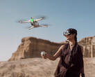 El Antigravity A1 volando con su controlador Grip y sus gafas Vision. (Fuente de la imagen: Insta360)