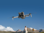La DJI Mini 5 Pro (en la imagen) cuenta con LiDAR frontal, cámaras ojo de pez, sensores binoculares y un sensor infrarrojo inferior. (Fuente de la imagen:DJI)