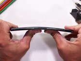 El LG Velvet sobrevivió a la prueba de durabilidad de JerryRigEverything. (Fuente de la imagen: JerryRigEverything)