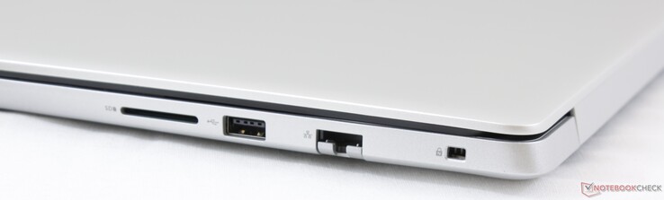 Derecha: Lector SD, USB 2.0, RJ-45 (100 Mbps), Noble Lock