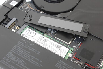 Separador térmico retirado para mostrar la ranura M.2 PCIe4 x4 primaria y la SSD