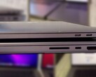 El MacBook Pro 16 de 2021 pesa a partir de 2,1 kg y tiene una altura de 1,68 cm. (Fuente de la imagen: SANG SÁNG SUỐT - editado)