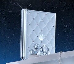 El Motorola Razr 60 Swarovski Limited Edition puede costar más que la versión estándar debido a los cristales. (Fuente de la imagen: Motorola)