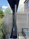 El televisor tiene poco menos de 9 cm de grosor.