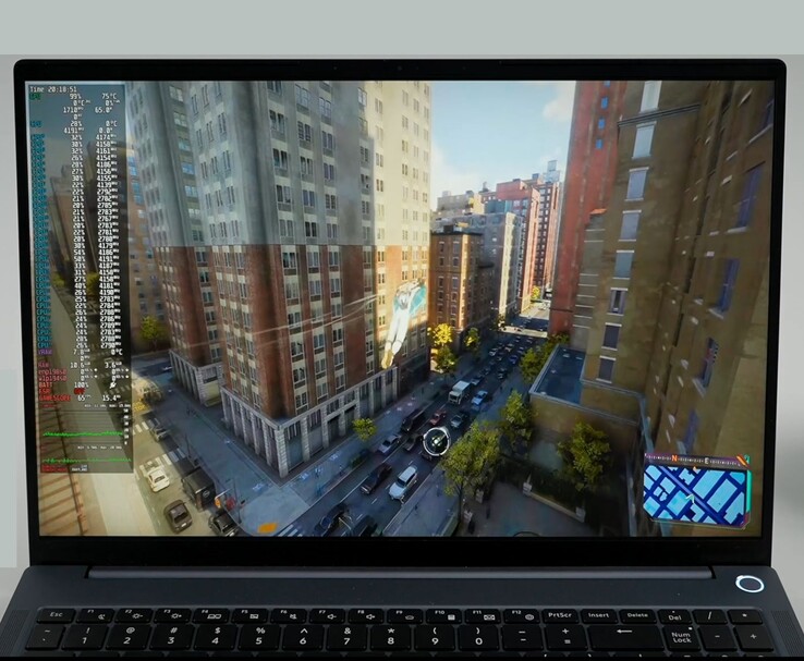 Portátil AIM MAX+ ejecutando Spider-Man 2 en Bazzite con estadísticas detalladas de rendimiento del sistema, incluyendo el uso de CPU, GPU y RAM, mostradas en pantalla. (Fuente de la imagen: ETA PRIME)