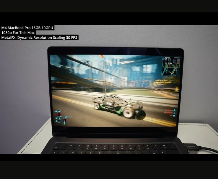 Cyberpunk 2077 ejecutándose en un MacBook Pro M4 (16 GB, GPU de 10 núcleos) a 1080p utilizando el escalado dinámico de resolución MetalFX. El juego mantiene unos 30 FPS estables en esta configuración, según las pruebas realizadas por Andrew Tsai. (Fuente de la imagen: Andrew Tsai / YouTube)