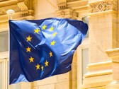 Bandera de la UE ondeando frente a un edificio histórico