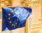 Bandera de la UE ondeando frente a un edificio histórico
