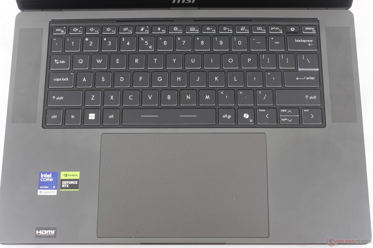 El Clickpad ha aumentado considerablemente de tamaño: de 13,1 x 8,2 cm en el Stealth 16 de 2023 a 16,1 x 10 cm en esta última versión.