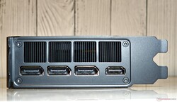 Puertos: 3x salida DisplayPort 2.1b, 1x salida HDMI 2.1b