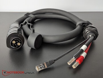 Los clientes habituales tienen que comprar el cable de salida de CC por separado o en un kit.