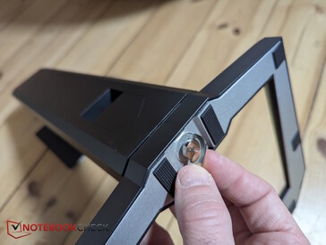 Asegúrelo con el tornillo de mariposa integrado