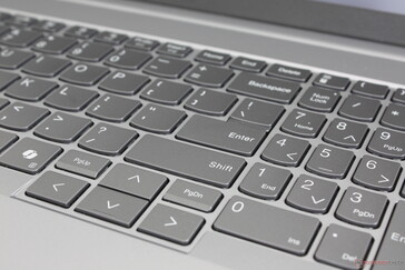 El NumPad y las teclas de flecha son más pequeñas y están más apretadas que las teclas QWERTY