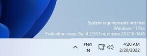 "Requisito del sistema no cumplido" marca de agua en Windows 11 Build 22557. (Fuente de la imagen: Windows Latest)