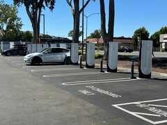 Imagen de una estación Supercharger de Tesla. el 60% de todas las estaciones inspeccionadas eran de Tesla (Fuente de la imagen: Tesla Charging via X)