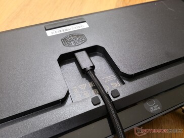 El puerto de alimentación/datos USB-C está debajo del teclado y no a lo largo del borde trasero