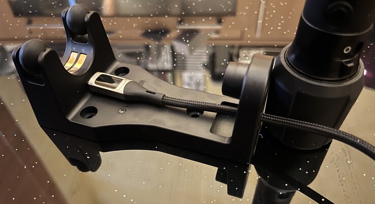La base para linterna con cable USB (Fuente de la imagen: Andreas Sebayang/Notebookcheck)