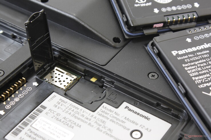 La ranura del microSD está escondida debajo del compartimento de la batería. Acceder a la ranura puede ser molesto como resultado