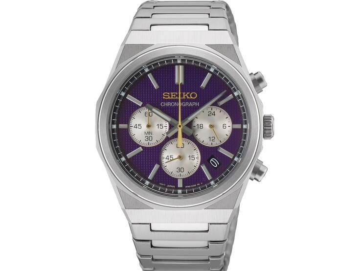 Vista frontal del reloj cronógrafo Seiko HGK003, conmemorativo del 145.º aniversario, en la que se aprecia su esfera morada con textura, las subesferas plateadas a modo de contraste, el logotipo y el segundero dorados, así como la caja y el brazalete de acero inoxidable cepillado, todo ello sobre un fondo blanco liso.