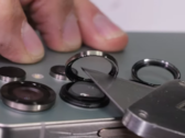 Prueba de durabilidad que revela que los anillos de la cámara de la Galaxy S25 Ultra pueden saltar. (Fuente de la imagen: JerryRigEverything)