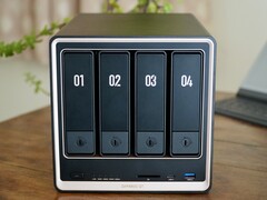 El Ugreen NASync DXP4800 GT presenta un nuevo chasis negro y dorado