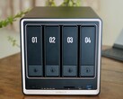 El Ugreen NASync DXP4800 GT presenta un nuevo chasis negro y dorado