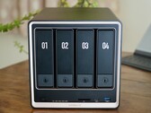 El Ugreen NASync DXP4800 GT presenta un nuevo chasis negro y dorado