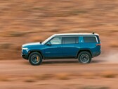 El R1S de Rivian parece ser capaz de recorrer 410 millas con una sola carga cuando está equipado con una batería Max. (Fuente de la imagen: Rivian)
