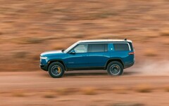 A pesar de su enfoque en la destreza todoterreno, la Rivian R1S parece que va a recibir una actualización masiva de rendimiento. (Fuente de la imagen: Rivian)