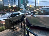 Los avistamientos del Tesla Cybertruck son cada vez más habituales a medida que se acerca la fecha de lanzamiento, pero este ofrece una visión sorprendentemente buena de su interior. (Fuente de la imagen: u/ThrowAwayBarista69 en Reddit)