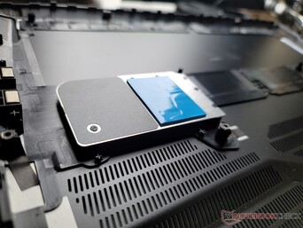 En la parte inferior de la cubierta inferior se ha colocado un disipador de calor para los dos SSD