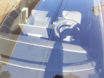 El interior del Model 3 Performance cuenta con salpicadero de fibra de carbono y asientos tipo bucket