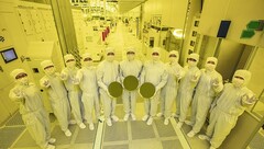 Los ejecutivos de Samsung Foundry and Electronics muestran las primeras obleas de 3nm. (Fuente: Samsung)