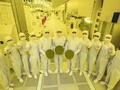 Los ejecutivos de Samsung Foundry and Electronics muestran las primeras obleas de 3nm. (Fuente: Samsung)