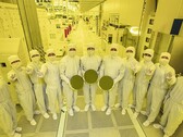 Los ejecutivos de Samsung Foundry and Electronics muestran las primeras obleas de 3nm. (Fuente: Samsung)