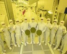 Los ejecutivos de Samsung Foundry and Electronics muestran las primeras obleas de 3nm. (Fuente: Samsung)